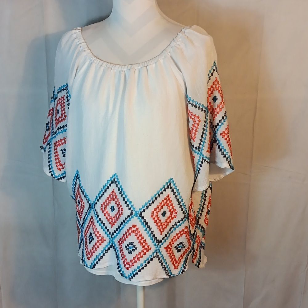 New Direction White Geometric Top - Picture 7 of 7